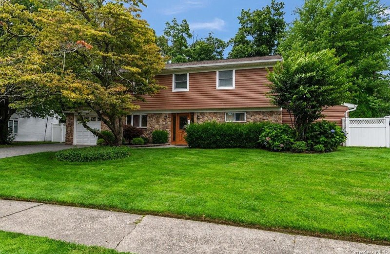 9 Donald Drive, Old Bethpage, NY 11804