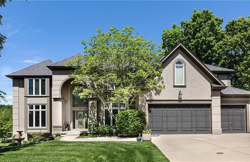 9227 Redbud Ln, Lenexa, KS 66220