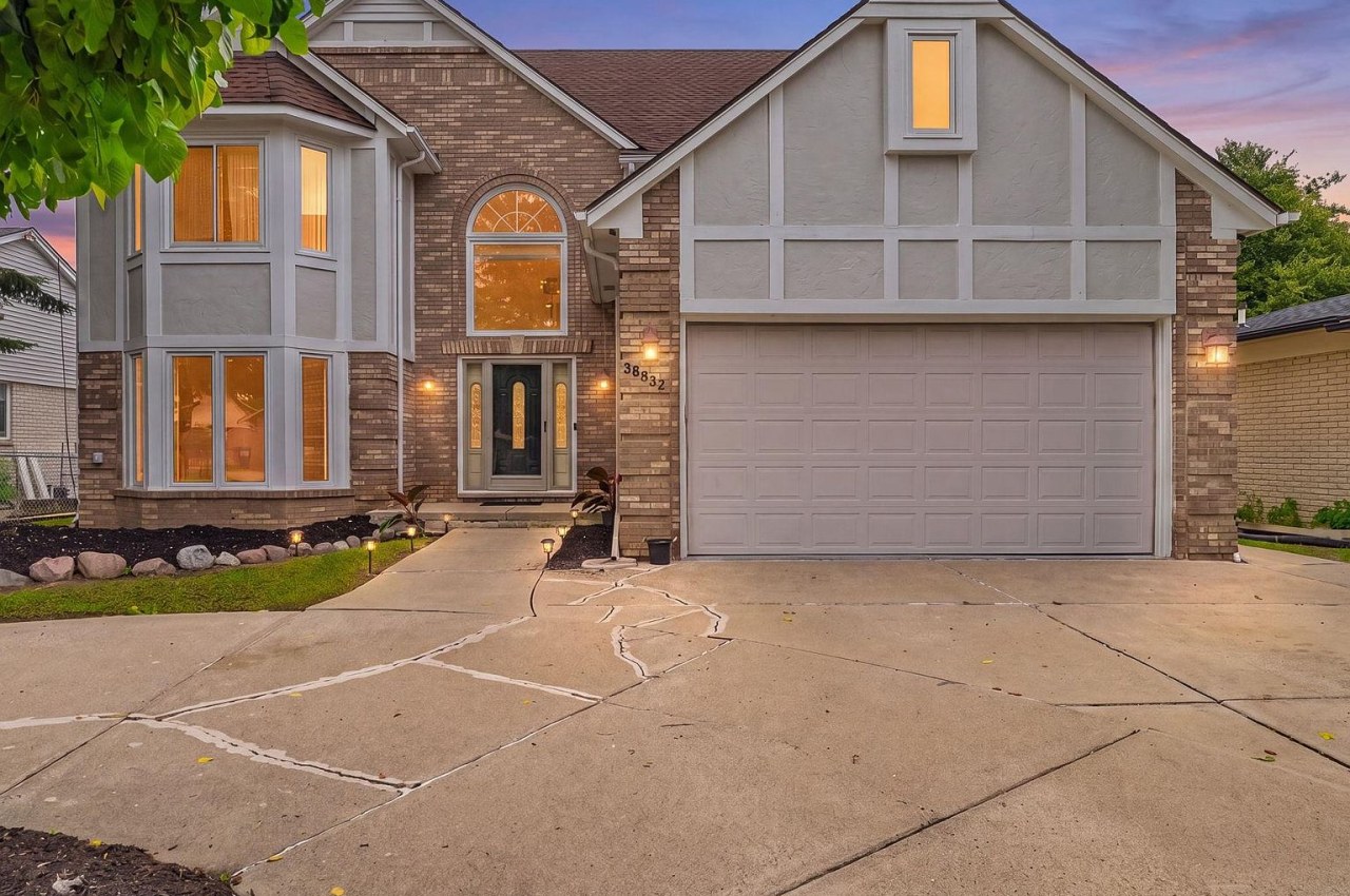 36832 Melbourne Dr, Sterling Heights, MI 48312