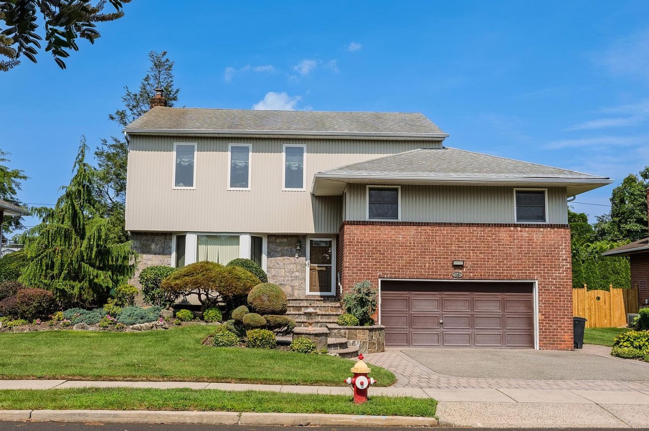 16 Winthrop Road, Plainview, NY 11803