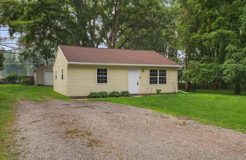 1091 Hickory St, Lansing, MI 48906